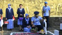 Komandan Lanud Iswahjudi Pimpin Ziarah Dalam Rangka Hari Bakti TNI AU ke-76 di TMP Madiun
