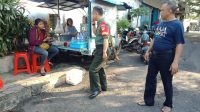 Wujudkan Kondusifitas Wilayah, Babinsa Kepatihan Wetan Gelar Patroli Dengan Cara Sambang Pedagang Kaki Lima