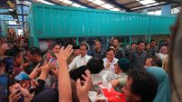 Jokowi, Prabowo Bagikan BLT di Pasar Bululawang Malang