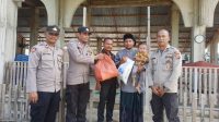 Sambut Tahun Baru Islam, Bilal se-Kecamatan Julok Menerima Bantuan Sosial dari Kapolsek Julok