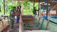 Penuh Keakraban, Babinsa Mapurujaya Lakukan Komsos Bersama Pembuat Perahu Tradisional