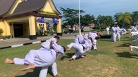 Saling Membanting Personel Brimob Kalbar dengan Polres Singkawang Dalam Latihan Beladiri Polri