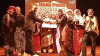 HPI Ke-11 : Penyair Pulo Lasman Simanjuntak Goreskan Tanda Tangan Launching Buku Antologi Puisi Karya Penyair Perempuan Indonesia