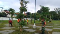 Gandeng Warga, Babinsa Keprabon Laksanakan Kerja Bakti Pembersihan Lingkungan di Lapangan Pamedan Puro Mangkunegaran