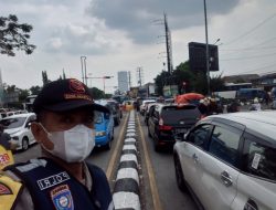 Bhabinkamtibmas Pun Turut Serta Dalam Pengaturan Lalu Lintas Untuk Menjaga Kamtibmas Aman Nyaman Dan Kondusif Bagi Masyarakat