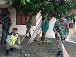 Kompak..!! Babinsa Gilingan Bersama Linmas Bersihkan Lingkungan Kantor Kelurahan