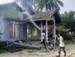 1 (Satu) Unit Rumah di Desa Sungai Paku Kecamatan Singingi Hilir Hangus Terbakar, Kapolsek Singingi Hilir Berikan Pengamanan di Lokasi Kebakaran