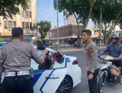 Lihat Pengendara Sepeda Motor Jatuh, Karo SDM Polda Riau Gerak Cepat Berikan Bantuan