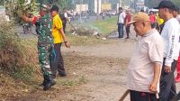 Bantu Camat Kerja bakti Babinsa Obrak Abrik Sampah dan Rumput Liar