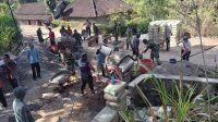 TNI Bersama Warga Krandegan Berbaur Rampungkan Sasaran Fisik TMMD
