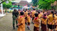 Baru Tau…!!! Ternyata Begini Cara Babinsa Laweyan Dalam Melatih Kedisiplinan Sejak Usia Dini