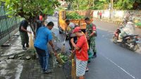 Ciptakan Lingkungan Bersih, Babinsa Timuran Motori Pembersihan Lingkungan