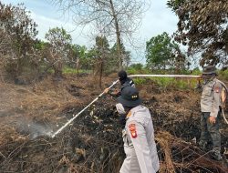 Personil Ditsamapta Polda Kalbar berjibaku memadamkan karhutlah