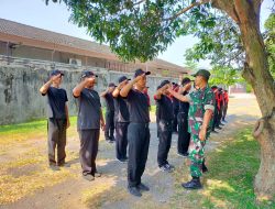 Babinsa Mangkubumen Latih PBB Karyawan Dan Karyawati Resto Serba Sambel (SS)