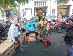 Wujud Kedekatan Dengan Warga, Babinsa Sudiroprajan Komsos Dengan Juru Parkir