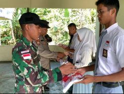Menjelang Hari Kemerdekaan, Satgas Pamtas Yonarmed 16/TK Berikan Kaos Pembagian Kepada Siswa Perbatasan