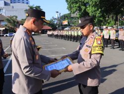 Motivasi, Kapolres Metro Tangerang Kota Beri Penghargaan 2 Anggota Berprestasi
