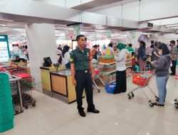 Pastikan Kestabilan Harga Sembako, Babinsa Sriwedari Turun Ke Swalayan Sami Luwes