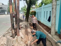 Giat Perbaikan Selokan Air Di Wilayah Hukum Polsek Citeureup, Bhabinkamtibmas Bersinergi Dengan Warga Binaan Memperbaikinya