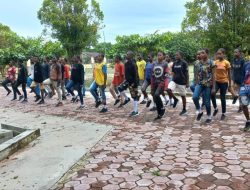 Babinsa Koramil 1710-03/Kuala Kencana Berikan Pelatihan Baris Berbaris Pada Siswa Siswi Baru SMP Katholik Kokonao
