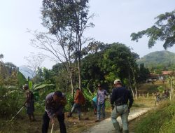 Polsek Sukamakmur Bersama Ketua RT RW dan Warga Masyarakat Melaksanakan Kerja Bakti
