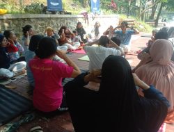 Sekelompok Warga Kampung Keramat Paledang Kecamatan Bogor Tengah Kota Bogor Memanfaatkan Bantaran Sungai Cipakancilan Menjadi arena Olah Raga Yoga