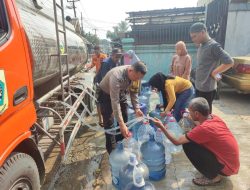 Bantu Masyarakat Yang Kesulitan Air Bersih Bhabinkamtibmas Desa Sukahati Wilayah Hukum Polsek CiteureupB Bersama BPBD Kabupaten Bogor Memberikan Bantuan Air Bersih