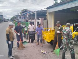 Ciptakan Lingkungan Bersih Dan Sehat Jelang Perayaan HUT RI Ke-78 Tahun 2023, Babinsa Koramil 1710-02/Timika Ajak Warga Binaan Kerja Bakti Bersihkan Jalan