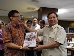 Sambangi Transmedia, Prabowo Bagikan Buku dan Pesan Personal untuk Rekan Pers