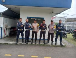 Bhabinkamtibmas Polsek Sukaraja Polres Bogor Sambang Security PT. Porta Larese dan Sampaikan Pesan Kamtibmas