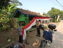Menyambut Hut RI ke 78 Bhabinkamtibmas Bersinergi Dengan Warga Binaan Memasang Bendera Merah Putih
