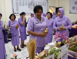 Ketum IKKT PWA Coba Kerajinan Sulam Ktistik di IKKT Cab. 11 Paspampres