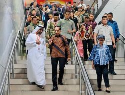 Hadiri Peluncuran Kartu Jelajah Berganda, Presiden Jokowi Ajak Dubes ASEAN dan Mitra Naik MRT