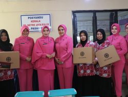 Kunjungi Posyandu Kemala Pasar Baru Kota Tangerang, Ketua Bhayangkari Daerah Metro Jaya Bagikan Puluhan Bingkisan ke Balita