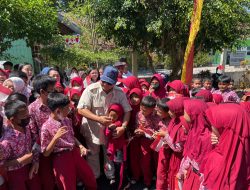 Siswa SD di Gunung Kidul Antusias Bertemu Prabowo, Foto Bareng dan Berpelukan