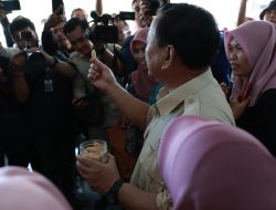 Prabowo Cicip Thiwul Chokot dan Beli Tas Buatan Emak-Emak PKK di Gunung Kidul