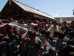 Resmikan Sumber Air, Prabowo Ikut Basah-basahan Bareng Anak-anak Gunung Kidul