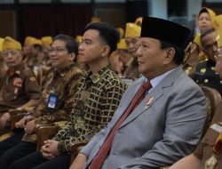 Menhan Prabowo dan Wali Kota Solo Gibran Kompak Hadiri Hari Veteran Nasional di UNS