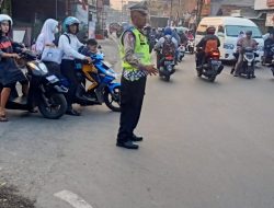 Personil Lalu Lintas Wilayah Hukum Polsek Ciampea Laksanakan Giat Pelayanan Masyarakat Dengan Mengatur Arus Lalu Lintas Menjadi Aman Dan Kondusif
