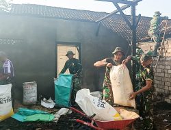Peduli Korban Musibah Kebakaran, Babinsa Sumberrejo Bojonegoro bantu Perbaiki Rumah Warga Jatigede