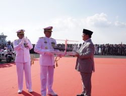 Bangga dengan Penampilan TNI AL di Upacara Serah Terima Dua KRI Baru, Prabowo Beri Koin Tanda Kemhan ke Prajurit