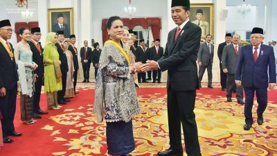 Presiden Jokowi Anugerahkan Tanda Kehormatan Bagi 18 Tokoh
