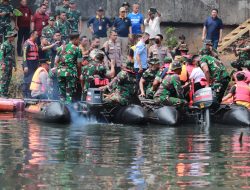 Sambut HUT Ke-78 RI Kapolda Metro Dan Pangdam Jaya Bersih-Bersih Sampah di Aliran Kalijodo