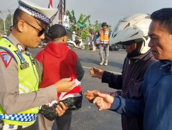 Peringati Hari Kemerdekaan, Polsek Cijeruk dan Triwijaya Bagikan Bendera Merah Putih