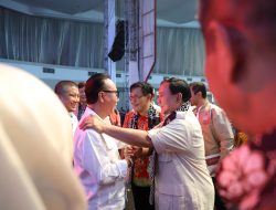 Hadiri Deklarasi Prabu, Prabowo Diberi Cinderamata Selendang Khas Semarang