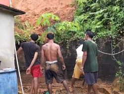 Polsek Hulu Kuantan Bersama Muspika Serta Warga Bersih Rumah dan Jalan Terdampak Longsor