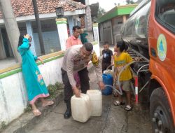 Bhabinkamtibmas Desa Gunung Sari Wilayah Hukum Polsek Citeureup Menyalurkan Air Bersih Untuk Warga Binaannya