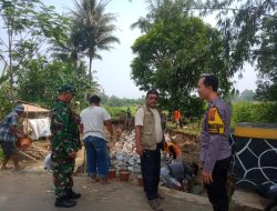 Sinergitas Bhabinkamtibmas Wilayah Hukum Polsek Ciampea dan Babinsa Koramil 2114 Ciampea Bekerjasama Membantu Masyarakat