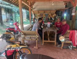WILAYAH HUKUM POLSEK SUKAMAKMUR POLRES BOGOR BHABINKAMTIBMAS SAMBANGI WARGA DAN SILATURAHMI DAN MENGAJAK WARGA BERSINERGI DALAM MENJAGA KAMTIBMAS