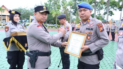 AKBP Asep Sujarwadi Kembali Berikan Penghargaan Kepada Personil Polres Siak Berprestasi